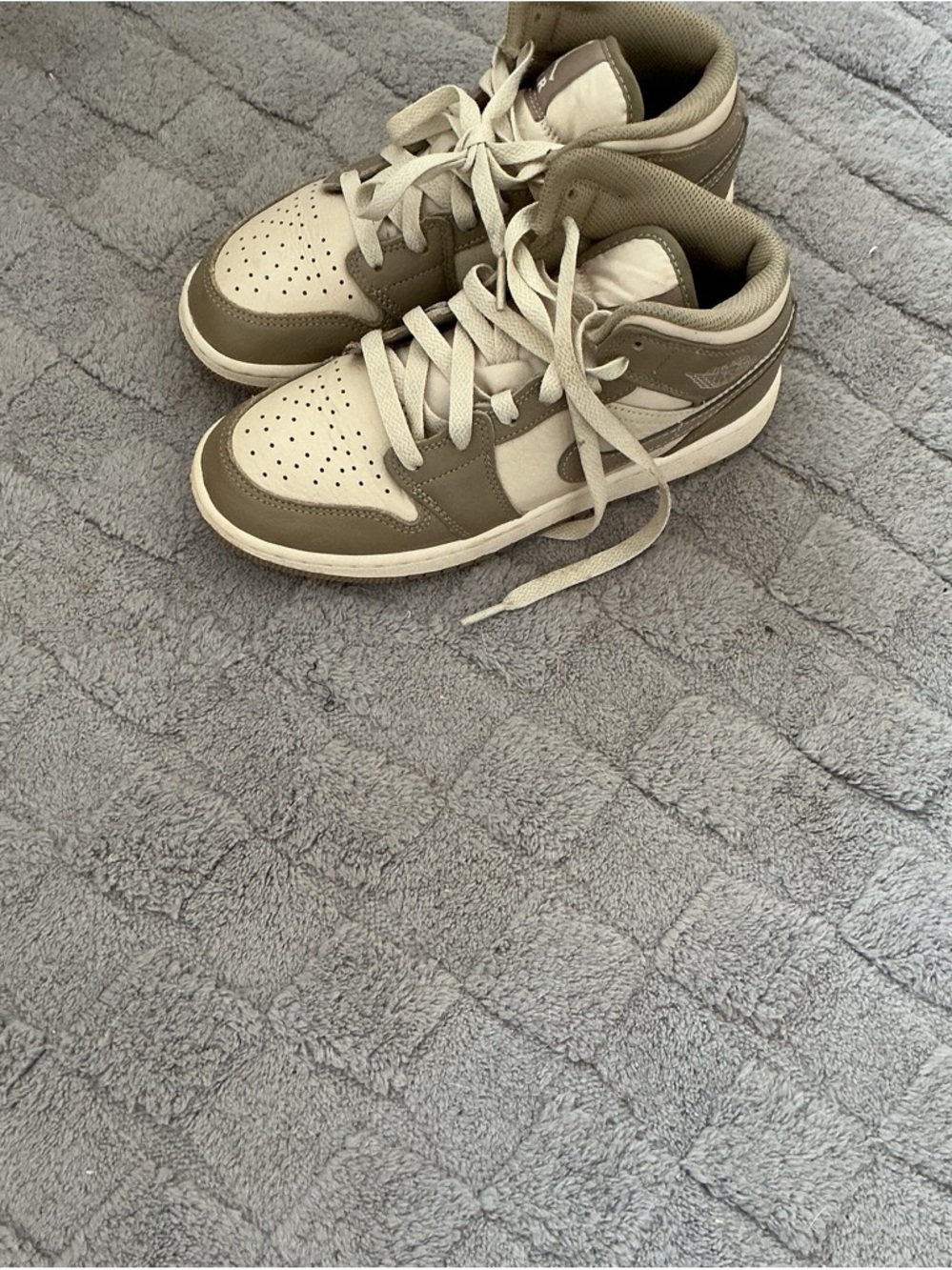 Neutral Two-Tone Low-Top Sneakers - Beige & Olive